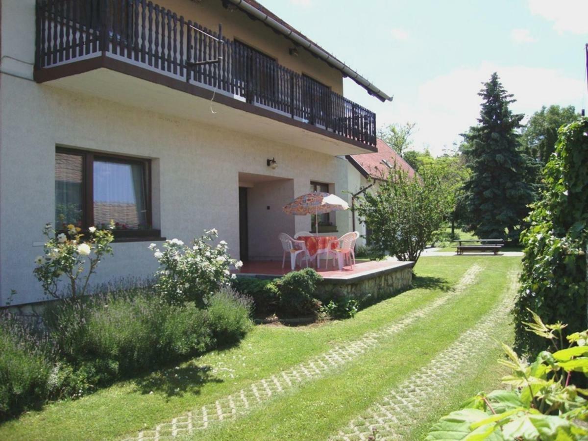 Апартаменты Gyongyvirag Vendeghaz Балатонбоглар Экстерьер фото
